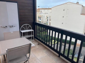 Appartement 2 Pièces Climatisé, 4è Étage, Terrasse, À Pied des Commerces et Plage - FR-1-749-38